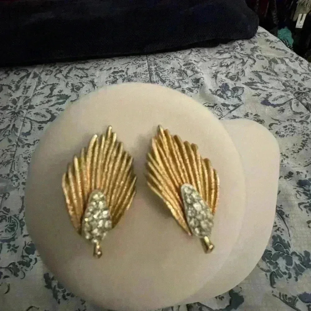 Stunning Vintage gold/diamond like clip earrings - Picture 3 of 5